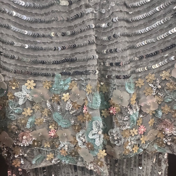 MAC DUGGAL
Sequined V Neck Floral Embellished Cape Sleeve Gown - Picture 5 of 10